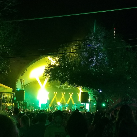 Meet your Posher, Beth - Picture 2 of 4